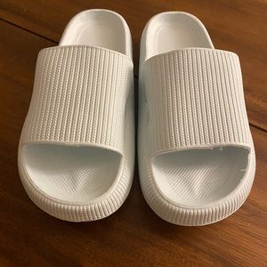 Recovery slides by Cloudies. Size: 40-41